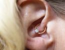 daith piercing med guld ring 1600 1000