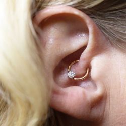 daith piercing med guld ring 1600 1000 daith piercing med guld ring 1600 1000