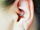 daith piercing med solv smykke 1600 1000
