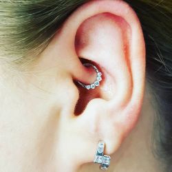 daith piercing med solv smykke 1600 1000 daith piercing med solv smykke 1600 1000