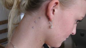 3 stk dermal piercing paa halsen 1600 1000