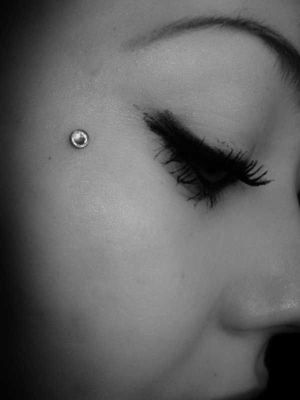 dermal piercing ved kinden 1600 1000